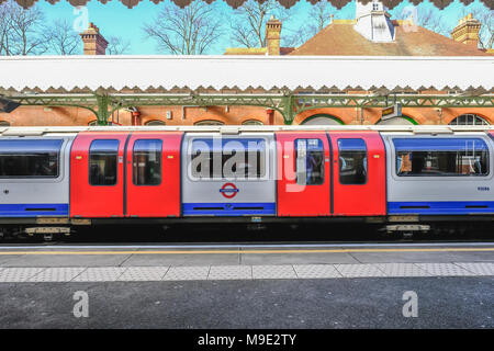 Barkingside, Ilford, Essex, Regno Unito - Febbraio, 16, 2018: Piattaforma vista di Barkingside stazione della metropolitana, preso dall'Oriente piattaforma legato di stationar Foto Stock