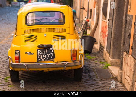 Due classici Fiat 500 automobili parcheggiate su Trastevere backstreet, Roma, lazio, Italy. Foto Stock