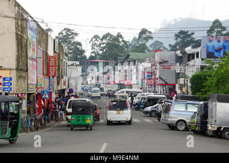 La strada principale di Kandy nella parte centrale dello Sri Lanka isola, che è il principale tè di Ceylon crescente regione Foto Stock