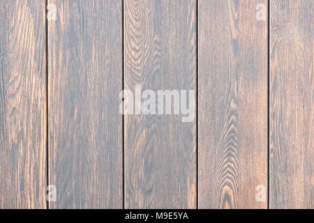 Verticale cinque tavole di legno verniciato di colore marrone scuro. Primo piano Foto Stock