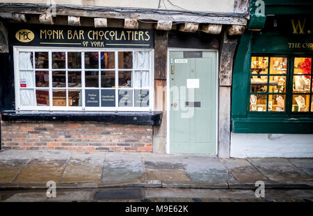 Il Caos, York il 16 febbraio 2018. Monk bar cioccolatiere di York caratteristico negozio sulla storica del caos in York, Regno Unito Foto Stock
