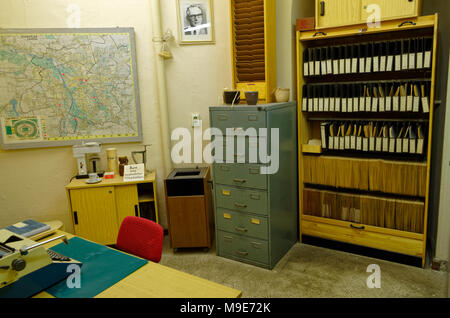 Leipzig, Germania - 12 giugno 2015. Stasi Museum presenta un ufficio interno di alti funzionari, compresa la tabella, il file cabinet, la mappa di Foto Stock