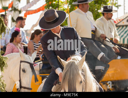 Siviglia, Spagna - Apr, 25: uomo vestito in costume tradizionale di equitazione su Aprile 25, 2014 a Siviglia, Spagna Foto Stock