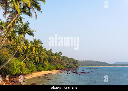 Vista panoramica della spiaggia perfetta con palme verdi,sabbia bianca e acqua turchese Foto Stock