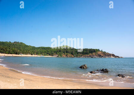 Om bella spiaggia con sabbia gialla - Gokarna Karnataka India. Foto Stock