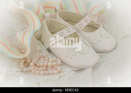 Il Battesimo o compleanno invito sfondo per bambina con perle rosa, bianco scarpe e nastro su Abito in pizzo Foto Stock