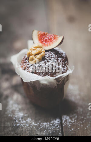 Köstlicher Schokolademuffin auf Holz Hintergrund Foto Stock