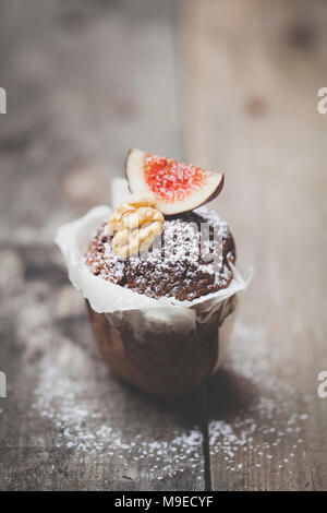 Köstlicher Schokolademuffin auf Holz Hintergrund Foto Stock