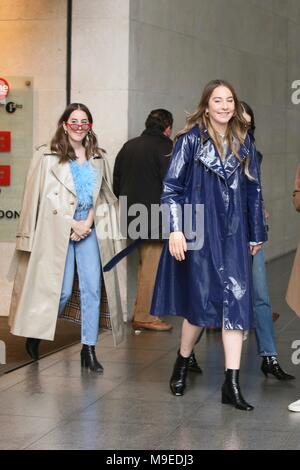 Haim visto lasciare Radio 1 dopo una mattina mostra con Nick Grimshaw con: Este Haim, Alana Haim dove: Londra, Regno Unito quando: 22 Feb 2018 Credit: Michael Wright/WENN.com Foto Stock