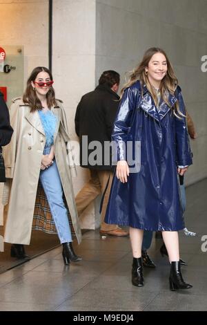 Haim visto lasciare Radio 1 dopo una mattina mostra con Nick Grimshaw con: Este Haim, Alana Haim dove: Londra, Regno Unito quando: 22 Feb 2018 Credit: Michael Wright/WENN.com Foto Stock