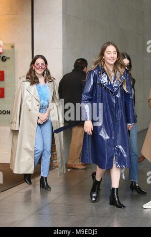 Haim visto lasciare Radio 1 dopo una mattina mostra con Nick Grimshaw con: Este Haim, Alana Haim dove: Londra, Regno Unito quando: 22 Feb 2018 Credit: Michael Wright/WENN.com Foto Stock