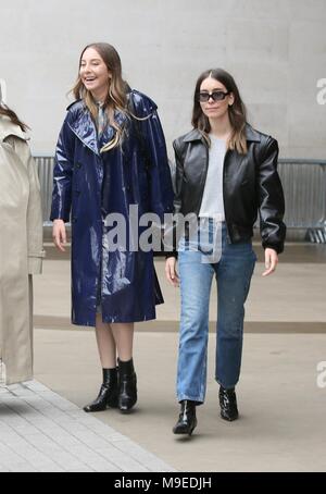 Haim visto lasciare Radio 1 dopo una mattina mostra con Nick Grimshaw con: Este Haim, Danielle Haim dove: Londra, Regno Unito quando: 22 Feb 2018 Credit: Michael Wright/WENN.com Foto Stock