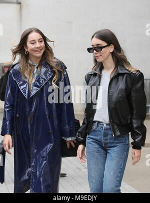 Haim visto lasciare Radio 1 dopo una mattina mostra con Nick Grimshaw con: Este Haim, Danielle Haim dove: Londra, Regno Unito quando: 22 Feb 2018 Credit: Michael Wright/WENN.com Foto Stock