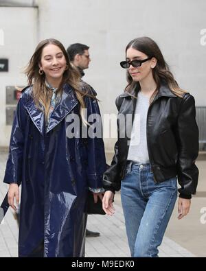 Haim visto lasciare Radio 1 dopo una mattina mostra con Nick Grimshaw con: Este Haim, Danielle Haim dove: Londra, Regno Unito quando: 22 Feb 2018 Credit: Michael Wright/WENN.com Foto Stock