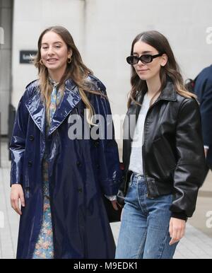 Haim visto lasciare Radio 1 dopo una mattina mostra con Nick Grimshaw con: Este Haim, Danielle Haim dove: Londra, Regno Unito quando: 22 Feb 2018 Credit: Michael Wright/WENN.com Foto Stock