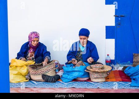 Essaouira, Marocco - 07 novembre 2017 donne musulmane rendendo l'olio di argan in modo tradizionale in Marocco. La produzione tradizionale di olio di argan utilizzato per cosme Foto Stock