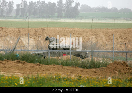 La striscia di Gaza, Territori palestinesi. 23 marzo, 2018. Un israeliano jeep militari si trova vicino al confine con la striscia di Gaza, durante gli scontri con i soldati israeliani Foto Stock