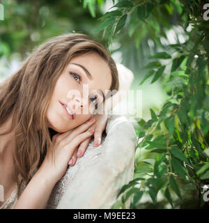 Giovane bellezza. Bella Donna Moda modello di riposo in giardino Foto Stock