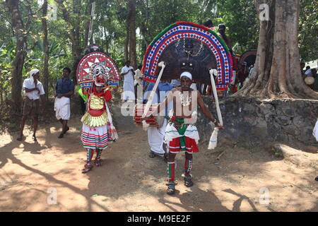 Processione di puthan e thira,o signore siva e la dea kaali,in connessione con vazhalikavu vela,un tempio dedicato a bhagavathi,vicino a thrissur,keral Foto Stock