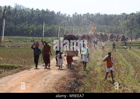 Processione di puthan e thira,o signore siva e la dea kaali,in connessione con vazhalikavu vela,un tempio dedicato a bhagavathi,vicino a thrissur,keral Foto Stock