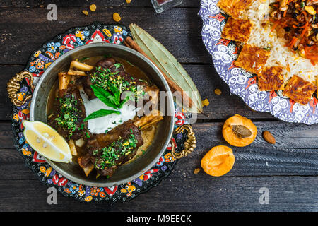 I gambi di agnello con yogurt e menta e albicocche Foto Stock