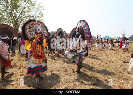 Processione di puthan e thira,o signore siva e la dea kaali,in connessione con vazhalikavu vela,un tempio dedicato a bhagavathi,vicino a thrissur,keral Foto Stock