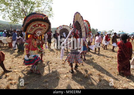 Processione di puthan e thira,o signore siva e la dea kaali,in connessione con vazhalikavu vela,un tempio dedicato a bhagavathi,vicino a thrissur,keral Foto Stock