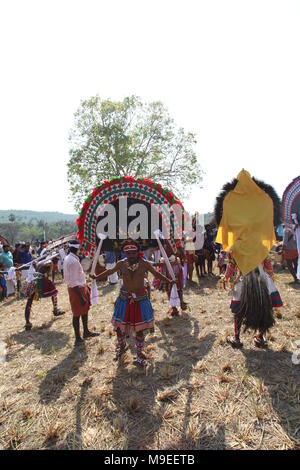 Processione di puthan e thira,o signore siva e la dea kaali,in connessione con vazhalikavu vela,un tempio dedicato a bhagavathi,vicino a thrissur,keral Foto Stock