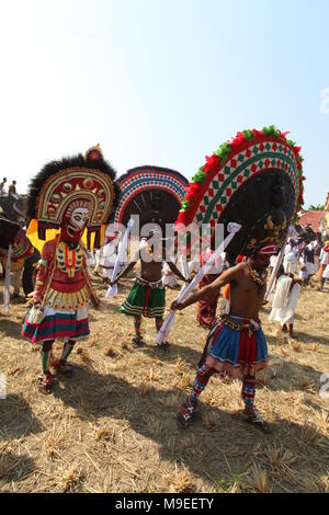 Processione di puthan e thira,o signore siva e la dea kaali,in connessione con vazhalikavu vela,un tempio dedicato a bhagavathi,vicino a thrissur,keral Foto Stock