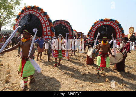 Processione di puthan e thira,o signore siva e la dea kaali,in connessione con vazhalikavu vela,un tempio dedicato a bhagavathi,vicino a thrissur,keral Foto Stock