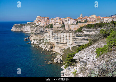 La cittadella e la città alta di Bonifacio, costruito su una scogliera chalkstone, Corsica, Francia, Mediterraneo, Europa Foto Stock