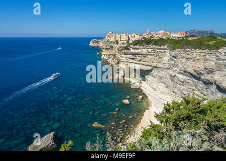 La cittadella e la città alta di Bonifacio, costruito su una scogliera chalkstone, Corsica, Francia, Mediterraneo, Europa Foto Stock