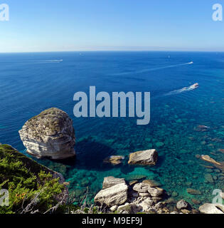 Guglie calcaree a chalkstone cliff, Bonifacio, Corsica, Francia, Mediterraneo, Europa Foto Stock