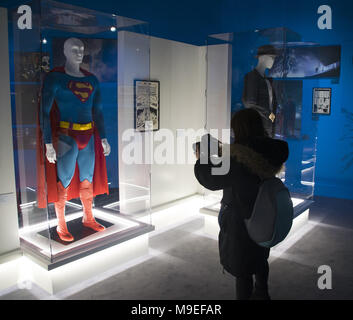 London Premiere del 'DC mostra: Alba di super eroi", una mostra unica presentata da con DC Entertainment e Warner Bros Prodotti di consumo in collaborazione con Art Ludique-Le Musée. Apertura il 23 febbraio presso l'O2, Londra, questa one-of-a-kind mostra DC celebra la ricca storia e mitologia unica e iconico super eroi e super cattivi come Superman, Batman e Wonder Woman e il burlone. 'DC mostra: Alba di super eroi' offre più di 200 originali pagine di fumetti, circa 300 bozzetti preparatori e opere d'arte di concetto per il cinema, insieme con 45 costumi originali, mod Foto Stock