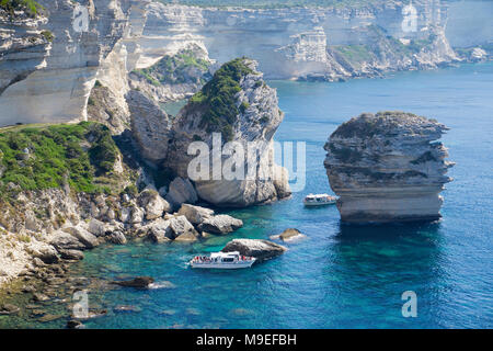 Guglie calcaree a chalkstone cliff, Bonifacio, Corsica, Francia, Mediterraneo, Europa Foto Stock