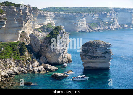 Guglie calcaree a chalkstone cliff, Bonifacio, Corsica, Francia, Mediterraneo, Europa Foto Stock