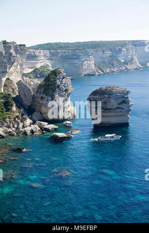 Guglie calcaree a chalkstone cliff, Bonifacio, Corsica, Francia, Mediterraneo, Europa Foto Stock