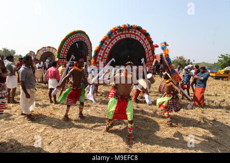 Processione di puthan e thira,o signore siva e la dea kaali,in connessione con vazhalikavu vela,un tempio dedicato a bhagavathi,vicino a thrissur,keral Foto Stock