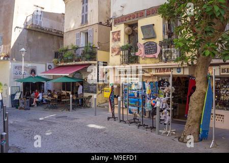 Negozio di souvenir e bar al centro storico di Bonifacio, Corsica, Francia, Mediterraneo, Europa Foto Stock