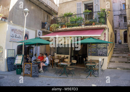 Idilliaco bar al centro storico di Bonifacio, Corsica, Francia, Mediterraneo, Europa Foto Stock