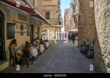 Il bar e il ristorante in uno stretto vicolo, città vecchia di Bonifacio, Corsica, Francia, Mediterraneo, Europa Foto Stock