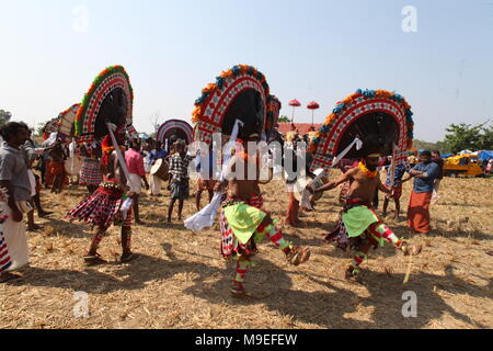 Processione di puthan e thira,o signore siva e la dea kaali,in connessione con vazhalikavu vela,un tempio dedicato a bhagavathi,vicino a thrissur,keral Foto Stock