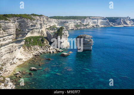 Guglie calcaree a chalkstone cliff, Bonifacio, Corsica, Francia, Mediterraneo, Europa Foto Stock