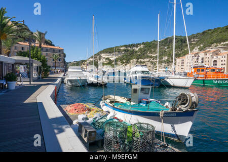 Fisherman's barca ad attività di pesca e dal porto turistico di Bonifacio, Corsica, Francia, Mediterraneo, Europa Foto Stock