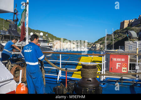 Traghetto a prodotti della pesca e dal porto turistico di Bonifacio, Corsica, Francia, Mediterraneo, Europa Foto Stock