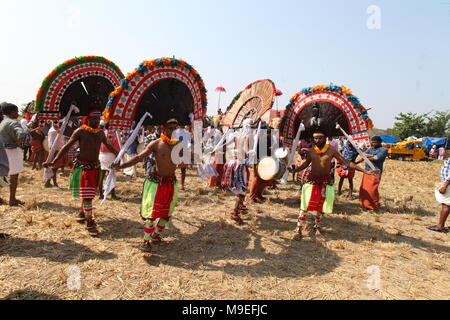 Processione di puthan e thira,o signore siva e la dea kaali,in connessione con vazhalikavu vela,un tempio dedicato a bhagavathi,vicino a thrissur,keral Foto Stock