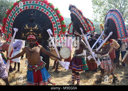 Processione di puthan e thira,o signore siva e la dea kaali,in connessione con vazhalikavu vela,un tempio dedicato a bhagavathi,vicino a thrissur,keral Foto Stock