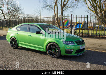 2016 verde Skoda Octavia VRS TDI al North-West Supercar evento come auto e turisti arrivano nella località costiera. Le auto sul lungomare come gli appassionati di auto classiche e d'epoca approfittano del caldo per una giornata in auto. Foto Stock