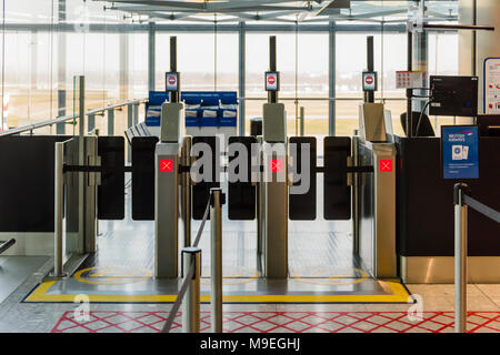 Chiuso delle barriere di sicurezza a un gate di partenza all'aeroporto di Heathrow di Londra, Inghilterra, Regno Unito Foto Stock