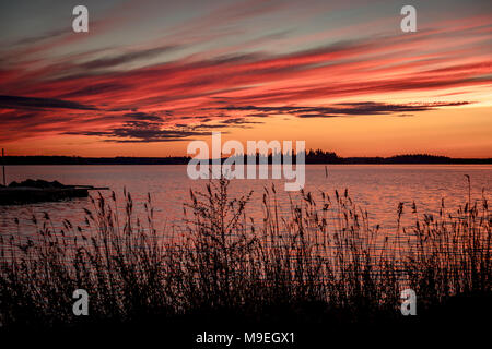 Crimson tramonto sullo sfondo del Golfo di Botnia Finlandia Foto Stock